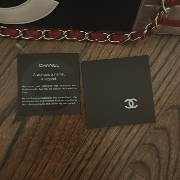 Gorgeous Chanel shoulder bag/tote to elevate your look!! - Picture 6 of 6